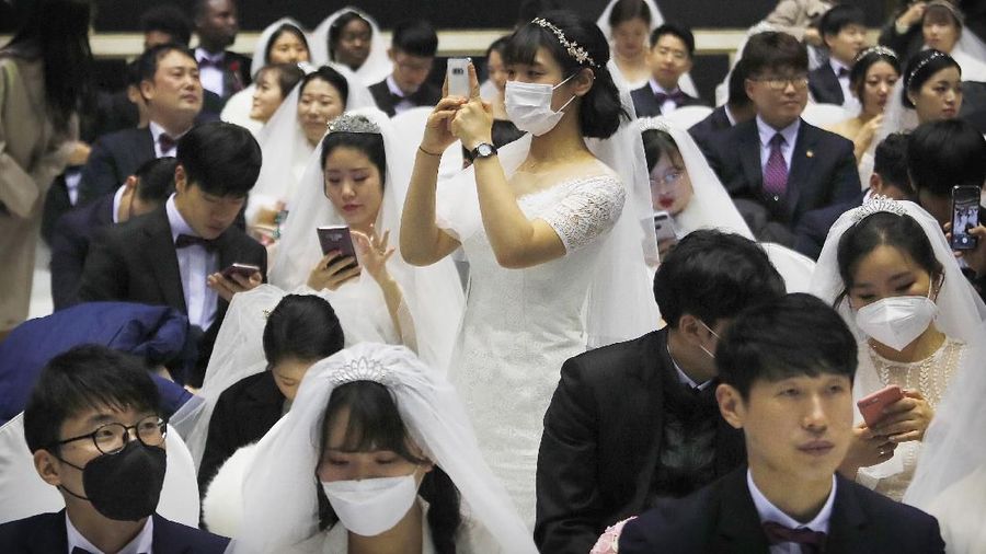 Pernikahan massal tersebut untuk menandai ulang tahun kedelapan kematian pendiri Gereja Unifikasi, Sun Myung Moon.