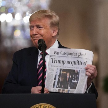 Pede Abis! Ini Gaya Trump Pamer Berita Lolos Pemakzulan