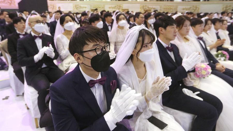 Pernikahan massal tersebut untuk menandai ulang tahun kedelapan kematian pendiri Gereja Unifikasi, Sun Myung Moon.