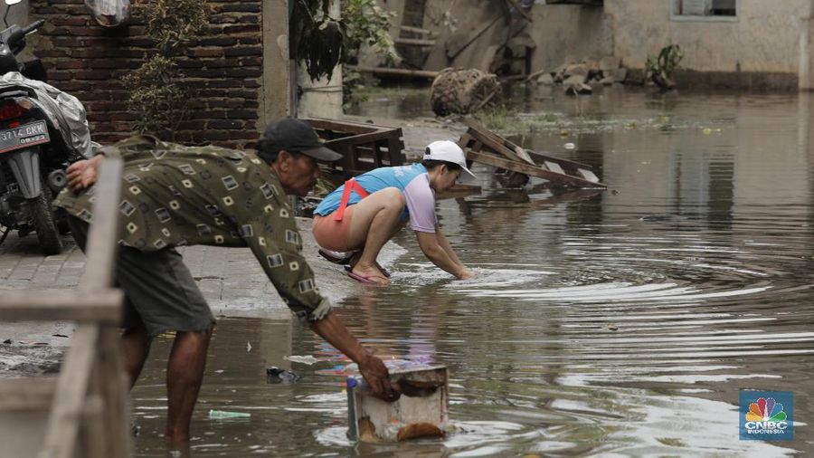 Ketinggian air di Periuk, Kota Tangerang, sempat mencapai 4 meter.