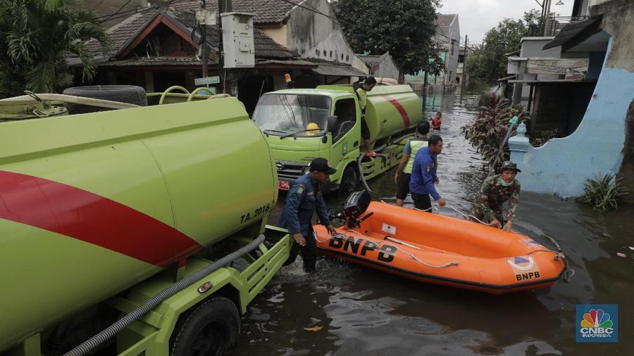 Ketinggian air di Periuk, Kota Tangerang, sempat mencapai 4 meter.