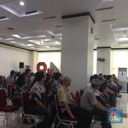 Begini Penampakan Puluhan Investor NARA yang Protes ke OJK