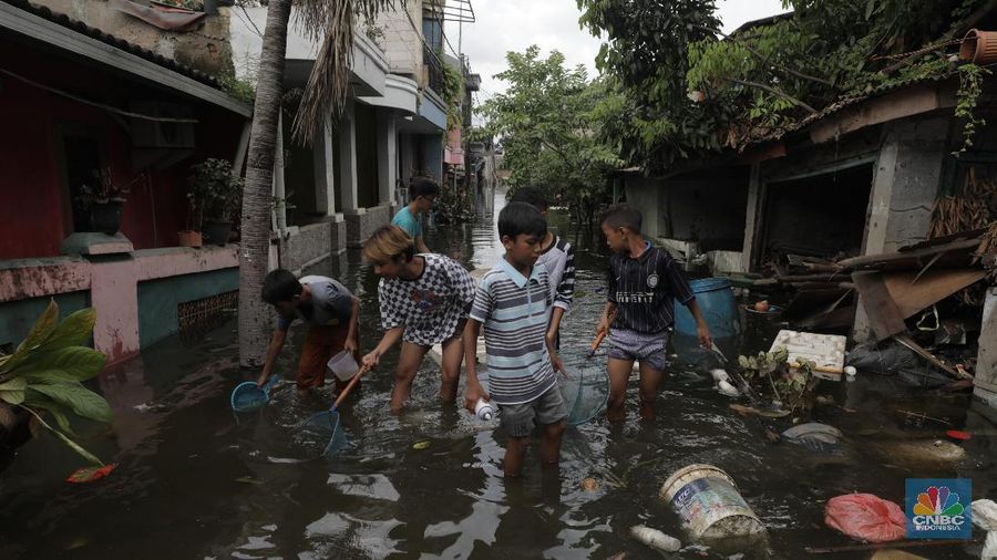 Ketinggian air di Periuk, Kota Tangerang, sempat mencapai 4 meter.