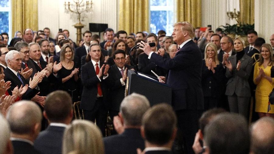 Meski sebelumnya sudah disetujui DPR AS, Presiden Donald Trump batal lengser berkat bantuan koleganya Partai Republik yang menguasai Senat AS.