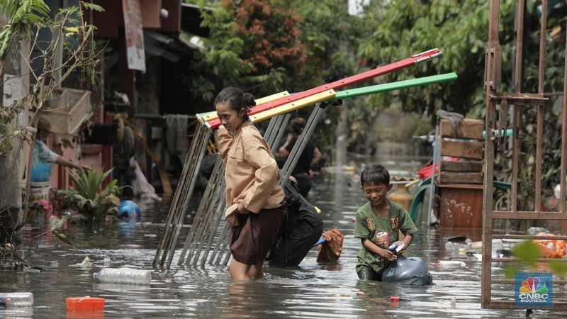 Ketinggian air di Periuk, Kota Tangerang, sempat mencapai 4 meter.