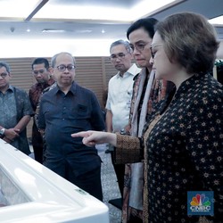 Sri Mulyani Berikan Penghormatan Terakhir untuk JB Sumarlin