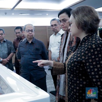 Sri Mulyani Berikan Penghormatan Terakhir untuk JB Sumarlin