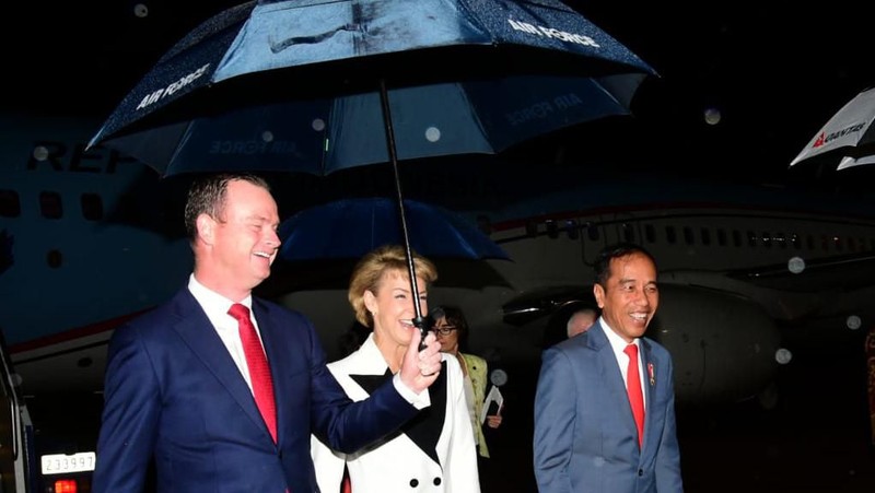 Presiden Jokowi disambut oleh Duta Besar Indonesia untuk Australia Yohanes Legowo di depan pintu pesawat.