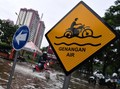 Ruas Jalan Tergenang dan Sisa Lumpur Akibat Banjir Jakarta