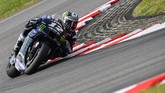 Rekan setim Valentino Rossi di Yamaha, yakni Maverick Vinales berada di urutan keenam pada hari kedua tes MotoGP Sepang. (Photo by Mohd RASFAN / AFP)