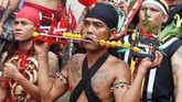 Beberapa Tatung (dukun Tionghoa yang kerasukan arwah leluhur) beratraksi di acara perayaan Cap Go Meh di Sungai Raya, Kabupaten Kubu Raya, Kalimantan Barat, Sabtu (8/2/2020). (ANTARA FOTO/Jessica Helena Wuysang/wsj).