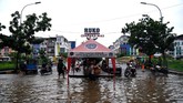 Warga berjalan melintasi banjir di Jalan Letjen Suprapto, Jakarta Pusat, Sabtu (8/2/2020). Selain KRL, aktivitas Transjakarta juga sempat terganggu karena banjir, berbagai rekayasa rute telah dilakukan. (ANTARA FOTO/Sigid Kurniawan/wsj).