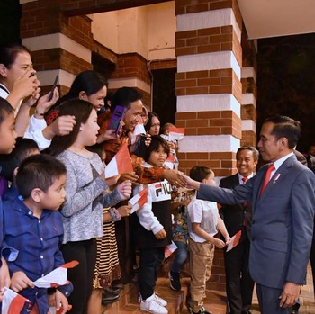 Intip Aksi Selfie Jokowi Saat Mendarat di Canberra
