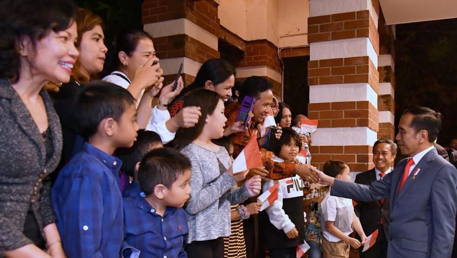 Presiden Jokowi disambut oleh Duta Besar Indonesia untuk Australia Yohanes Legowo di depan pintu pesawat.