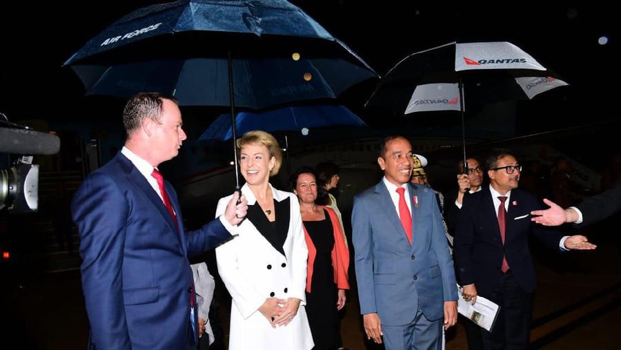 Presiden Jokowi disambut oleh Duta Besar Indonesia untuk Australia Yohanes Legowo di depan pintu pesawat.