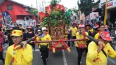 Kirab Budaya Ruwat Bumi dan Tolak Bala yang bertajuk Harmoni Dalam Keanekaragaman tersebut diikuti puluhan kelompok seni Barongsai, Drumblek, Reog Ponorogo dan Naga Liong sebagai rangkaian perayaan Cap Go Meh 2020 Klenteng Hok Tek Bio Salatiga. (ANTARA FOTO/Aloysius Jarot Nugroho/wsj).
