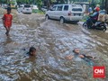 Bungur Raya Banjir 30 Cm, Jadi Arena Bermain Anak-anak