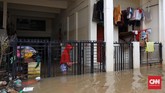 Pemukiman warga yang terendam banjir setinggi 60 centimeter di RT 02 RW 04 Kelurahan Cipinang Melayu Kecamatan Makasar, Jakarta Timur, Sabtu, 8 Januari 2020. (CNNIndonesia/Safir Makki)