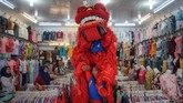 Pemain Barongsai mengambil angpau pada perayaan Cap Go Meh di kawasan Pertokoan Coyudan, Solo, Jawa Tengah, Sabtu (8/2). (ANTARA FOTO/Mohammad Ayudha/wsj).