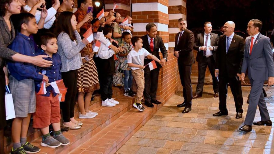 Presiden Jokowi disambut oleh Duta Besar Indonesia untuk Australia Yohanes Legowo di depan pintu pesawat.