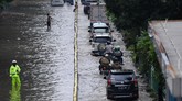 Sejumlah kendaraan menerobos banjir di Jalan Letjen Suprapto, Jakarta Pusat, Sabtu (8/2/2020). Banjir sempat menghambat aktivitas warga pada akhir pekan. (ANTARA FOTO/Sigid Kurniawan/wsj)