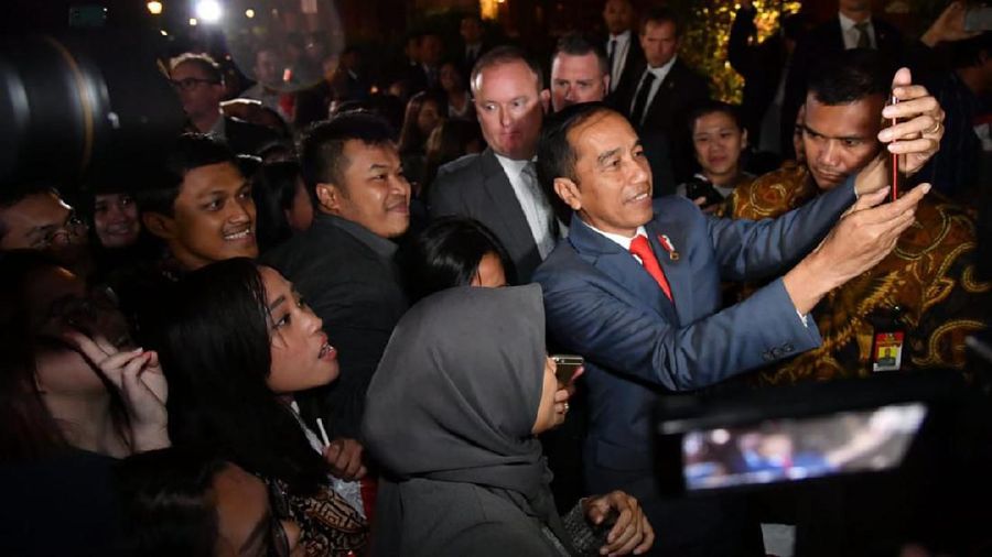 Presiden Jokowi disambut oleh Duta Besar Indonesia untuk Australia Yohanes Legowo di depan pintu pesawat.