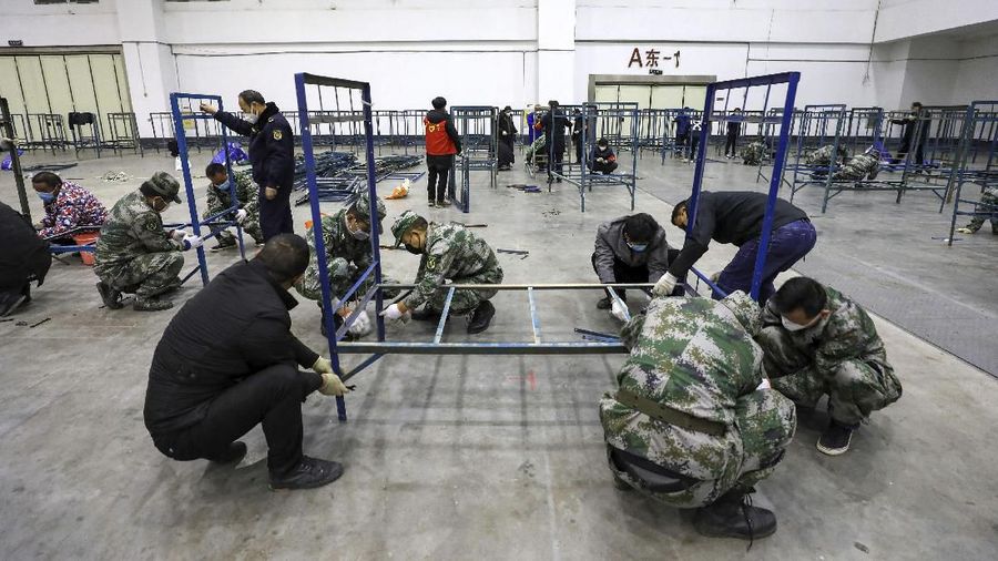 Waspada corona, perusahaan di China bikin terowongan buat semprot pekerja