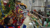 Peringatan Cap Go Meh yang diisi dengan berkeliling mengambil angpau dari rumah warga dan pertokoan tersebut menutup 15 hari rangkaian perayaan Tahun Baru Imlek warga keturunan Tionghoa di Kota Solo. (ANTARA FOTO/Mohammad Ayudha/wsj).