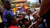 Sejumlah anak antre mendapatkan angpau yang dibagikan saat perayaan Cap Go Meh 2571 di Vihara Dharma Sakti, Glodok, Jakarta Barat, Sabtu (8/2). (ANTARA FOTO/Sigid Kurniawan/ama).