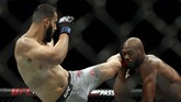 Dominick Reyes berhasil memukul jatuh Jon Jones di ronde pertama. Serangan Reyes juga terbilang efektif menyulitkan Jon Jones. (Ronald Martinez/Getty Images/AFP)
