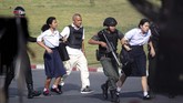 Dikutip dari AFP, berondongan tembakan masih terdengar hingga Minggu sebelum fajar. (AP Photo/Wason Wanichakorn)