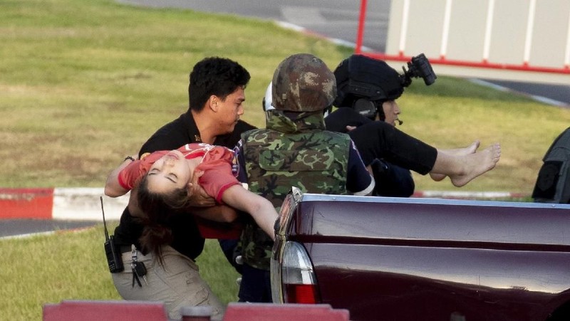 Penembakan massal terjadi pada beberapa lokasi di Kota Korat, Thailand. Penembakan massal ini dilakukan seorang tentara Thailand.