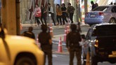 Polisi menyebut penembakan di kota Nakhon Ratchasima bermula dari insiden di sebuah barak militer pada Sabtu malam. (AP Photo/Sakchai Lalitkanjanakul)