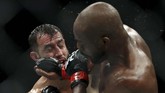 Jon Jones dinyatakan menang angka mutlak setelah tiga juri memenangkan dirinya dengan angka 48-47, 48-47, 49-46. ( Ronald Martinez/Getty Images/AFP