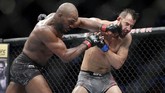 Di dua ronde terakhir, Jon Jones coba lebih menekan Dominick Reyes. (AP Photo/Michael Wyke)