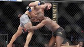 Dominick Reyes lebih unggul dalam jumlah serangan di tiga ronde awal. (AP Photo/Michael Wyke)