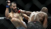 Dominick Reyes dianggap layak keluar sebagai pemenang karena dinilai lebih dominan. ( Ronald Martinez/Getty Images/AFP)