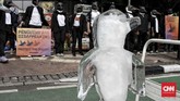 Dalam aksi tersebut Greenpeace menempatkan pahatan es berbentuk pinguin untuk mengingatkan pemerintah soal dampak pemanasan global terhadap hewan-hewan laut . (CNN Indonesia/Andry Novelino)