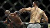 Jon Jones menghadapi Dominick Reyes dalam laga perebutan gelar kelas light heavyweight UFC 247. (Ronald Martinez/Getty Images/AFP)