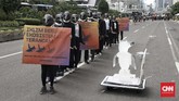 Greenpeace melakukan aksi damai untuk mendesak penyusunan Perjanjian Laut Internasional (Global Ocean Treaty) di ajang CFD, di depan kantor Kemenko Maritim, Jl. MH. Thamrin, Jakarta, Minggu (9/2). (CNN Indonesia/Andry Novelino)