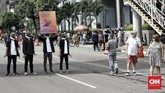 Dengan bertopeng kepala pinguin, para peserta aksi mendesak pemerintah untuk aktif dalam mewujudkan terbentuknya Global Ocean Treaty tersebut. (CNN Indonesia/Andry Novelino)