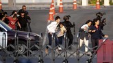 Pada Minggu dini hari, seorang anggota pasukan keamanan yang berupaya menghentikan serangan di Pusat Perbelanjaan pun turut meregang nyawa. Sementara dua tentara terluka dan dilarikan ke rumah sakit. (AP Photo/Wason Wanichakorn)