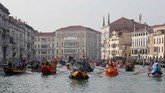 Karnaval Venesia (Venice Carnival) kembali digelar pada tahun ini, meski drama banjir dan virus corona masih terngiang di telinga penduduk dan turis yang datang ke kota wisata di Italia itu. (AP Photo/Antonio Calanni)