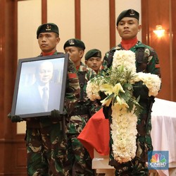 Sri Mulyani dan Kenangan akan Gebrakan JB Sumarlin