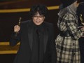 Senyum Sutradara Parasite Merekah Pandangi Piala Oscar