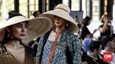 Bernuansa tropis, koleksi ini terdiri dari jumpsuit lengan pendek, lounge set yang rileks, gaun-gaun handkerchief yang ringan, hingga outerwear panjang tanpa lengan dalam koleksi terbaru Purana. (CNN Indonesia/Andry Novelino)