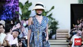 Beberapa potongan dibuat longgar dengan side strap, side belt, hingga teknik wrap, yang memungkinkan cara pemakaian yang berbeda tergantung bentuk tubuh. (CNN Indonesia/Andry Novelino)