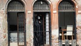 Venice Carnival disebut sebagai salah satu musim turis (high season) di Venesia. Tahun ini, karnaval tersebut dihelat sejak 8-25 Februari 2020. (AP Photo/Antonio Calanni)
