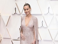 Ini Busana Terbaik di Oscar 2020, Scarlett Johansson Berkilau
