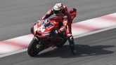 Pebalap Ducati Andrea Dovizioso belum keluar dari kesulitan dengan berada di posisi 15, terpaut lebih dari 0,5 detik dari Fabio Quaratararo. (Mohd RASFAN / AFP)